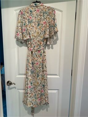 Vince Camuto Cream Floral Midi Dress

NEW WITH TAGS - never worn.

.